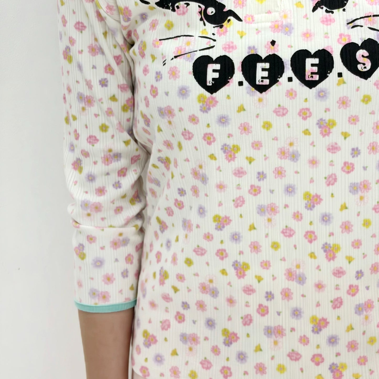 [F.E.E.S] kitty button flower top / ivory / プリントフラワートップ