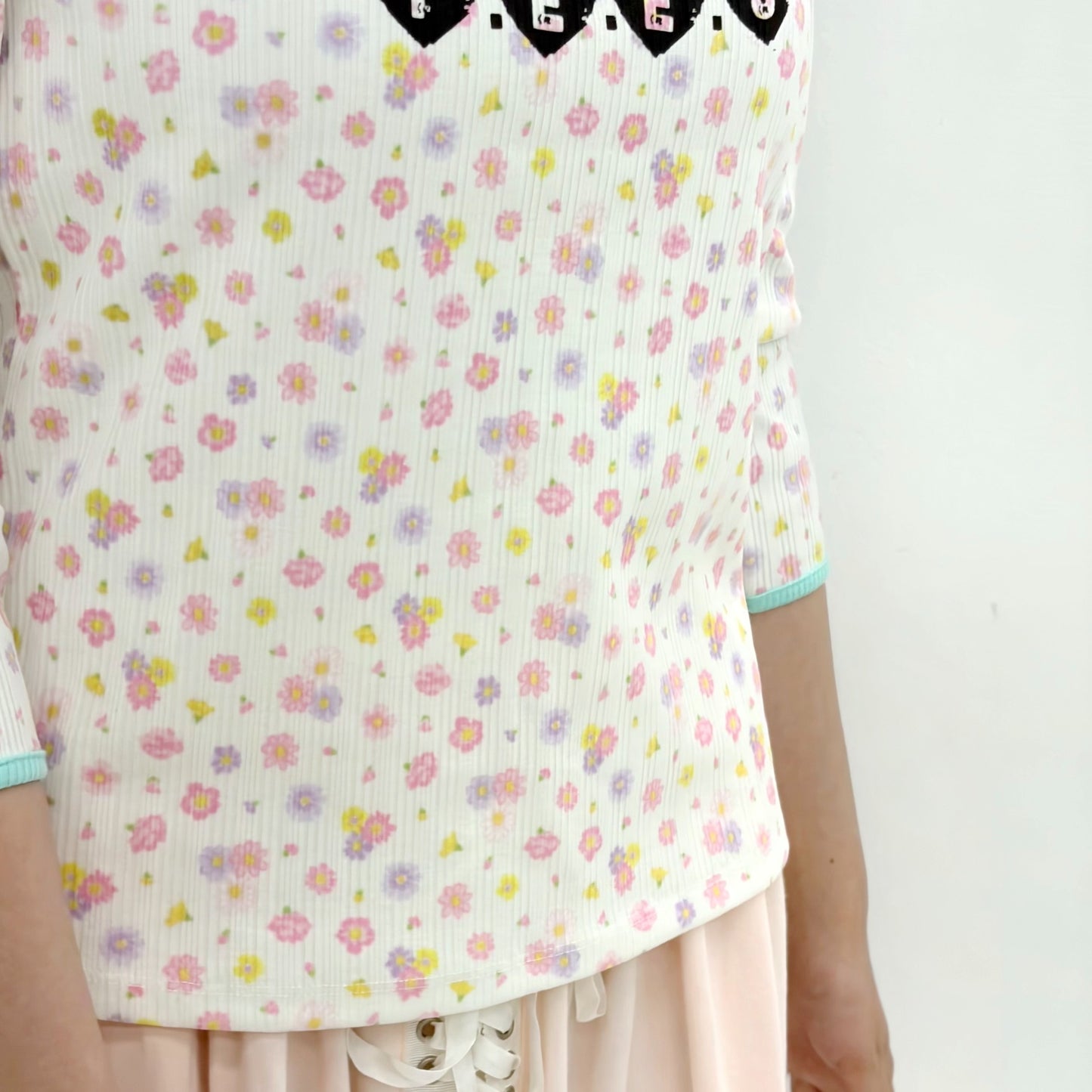 [F.E.E.S] kitty button flower top / ivory / プリントフラワートップ