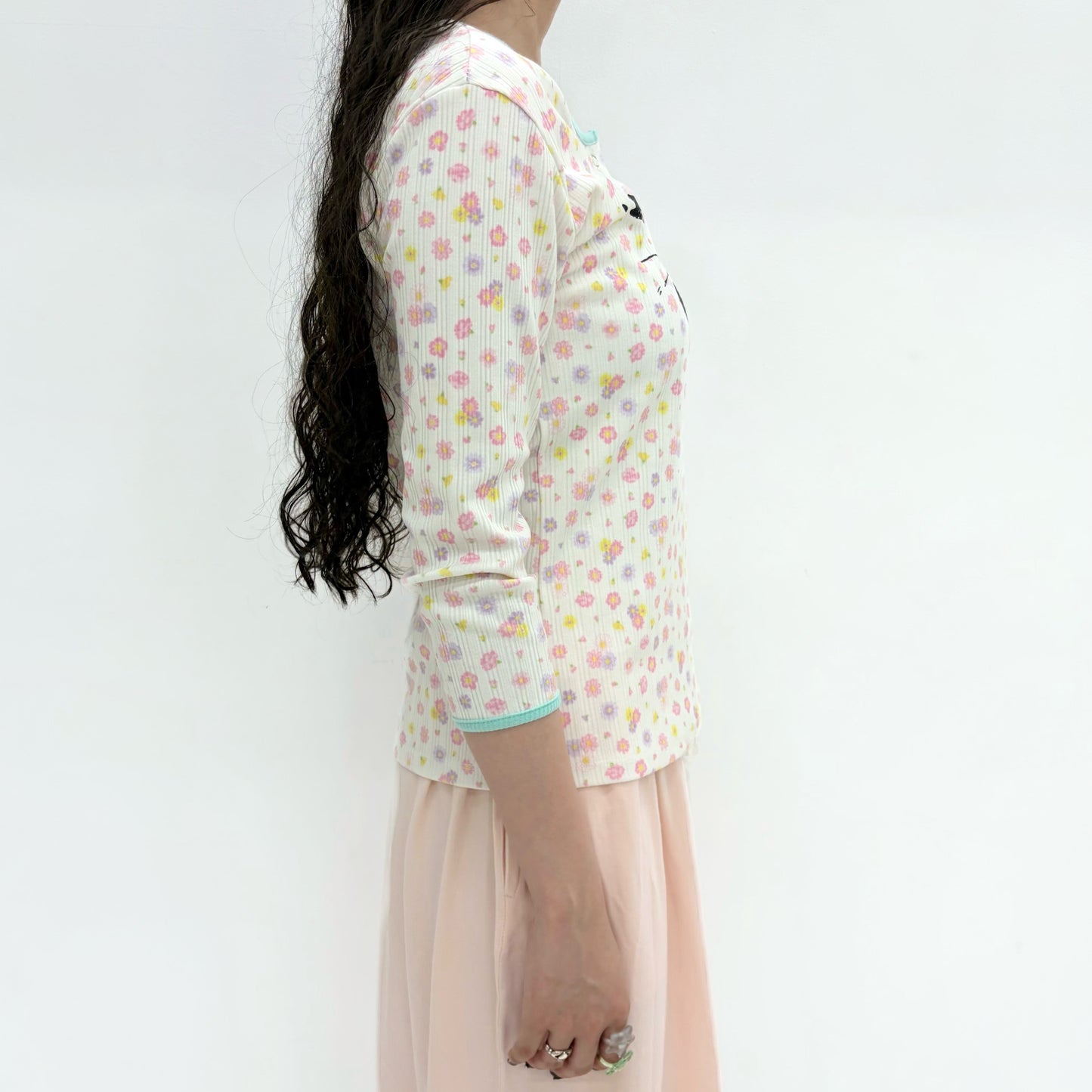 [F.E.E.S] kitty button flower top / ivory / プリントフラワートップ