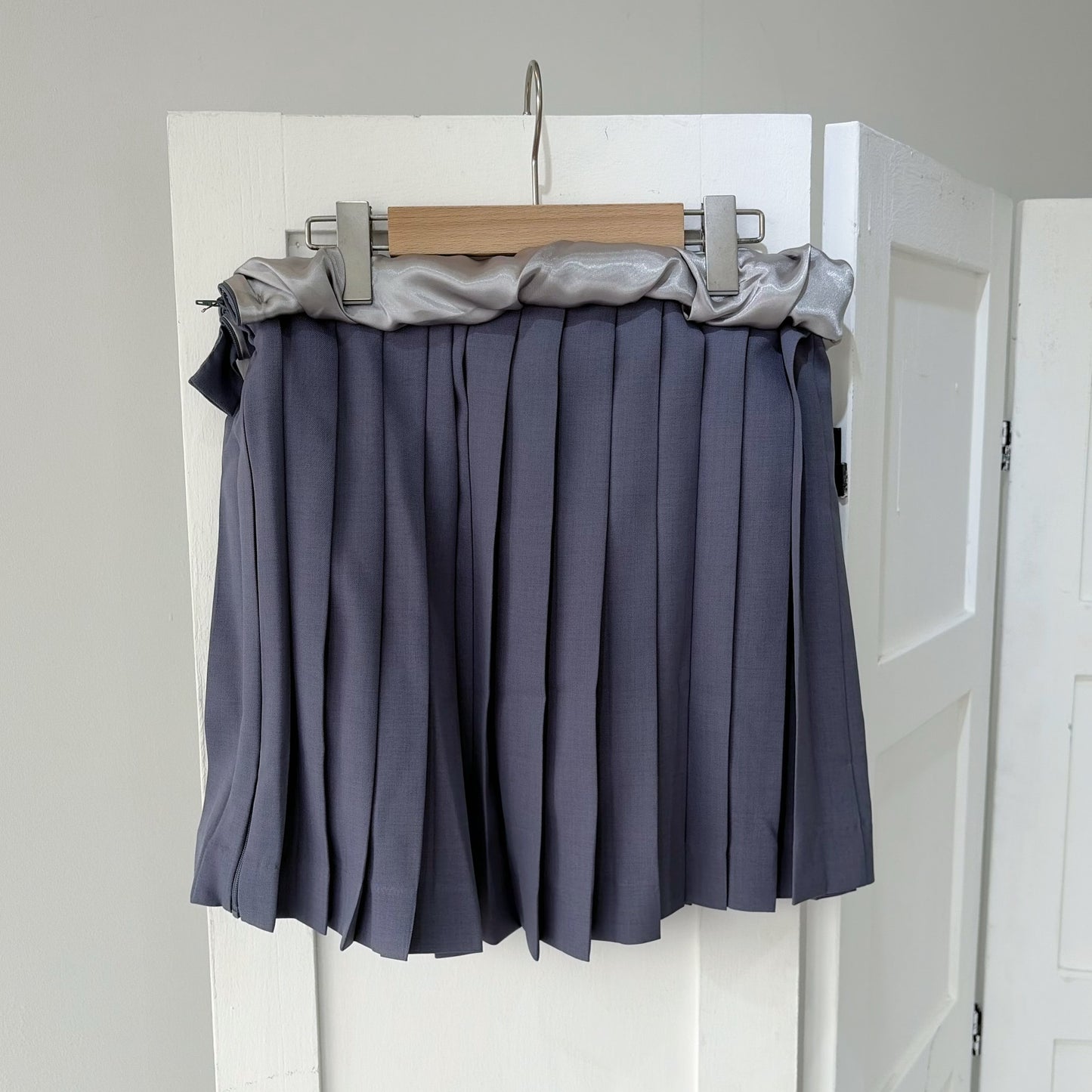 TWISTED PLEATS SKIRT / GRAY / ワイヤープリーツスカート