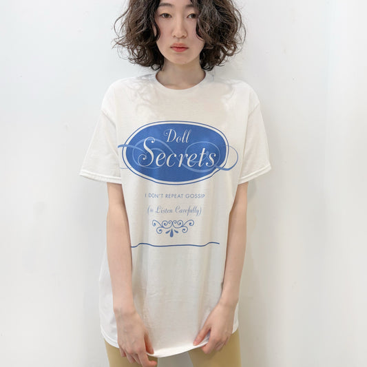 DOLL SECRETS T-SHIRT / WHITE / グラフィックTシャツ