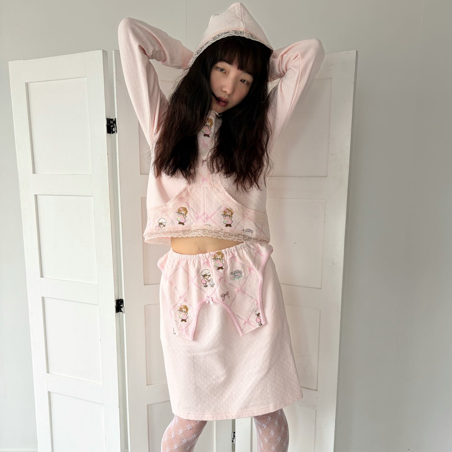 PANTY SHAPE TOP / PINK / 刺繍フードトップ