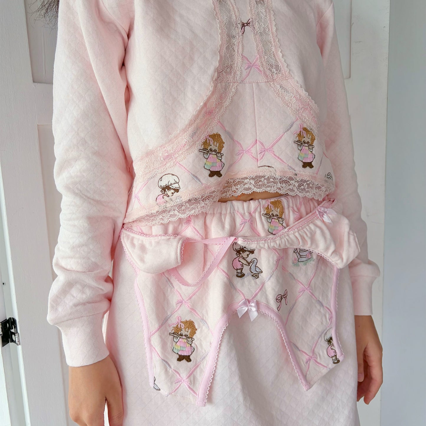 PANTY SHAPE TOP / PINK / 刺繍フードトップ