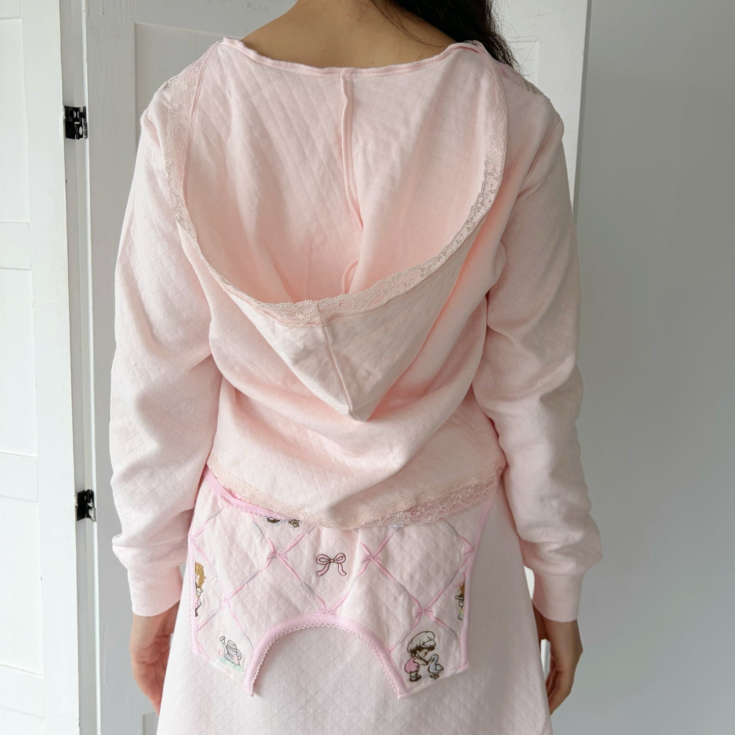 PANTY SHAPE TOP / PINK / 刺繍フードトップ