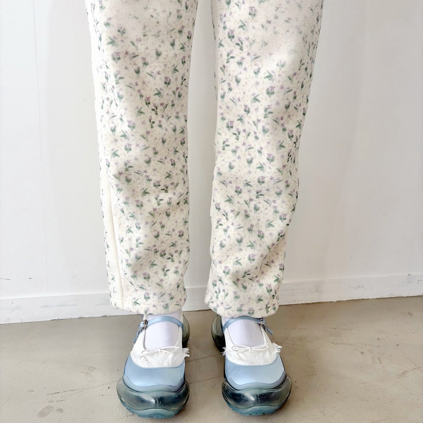 fading flower fleece pants / white / フェイディングフラワーフリースパンツ