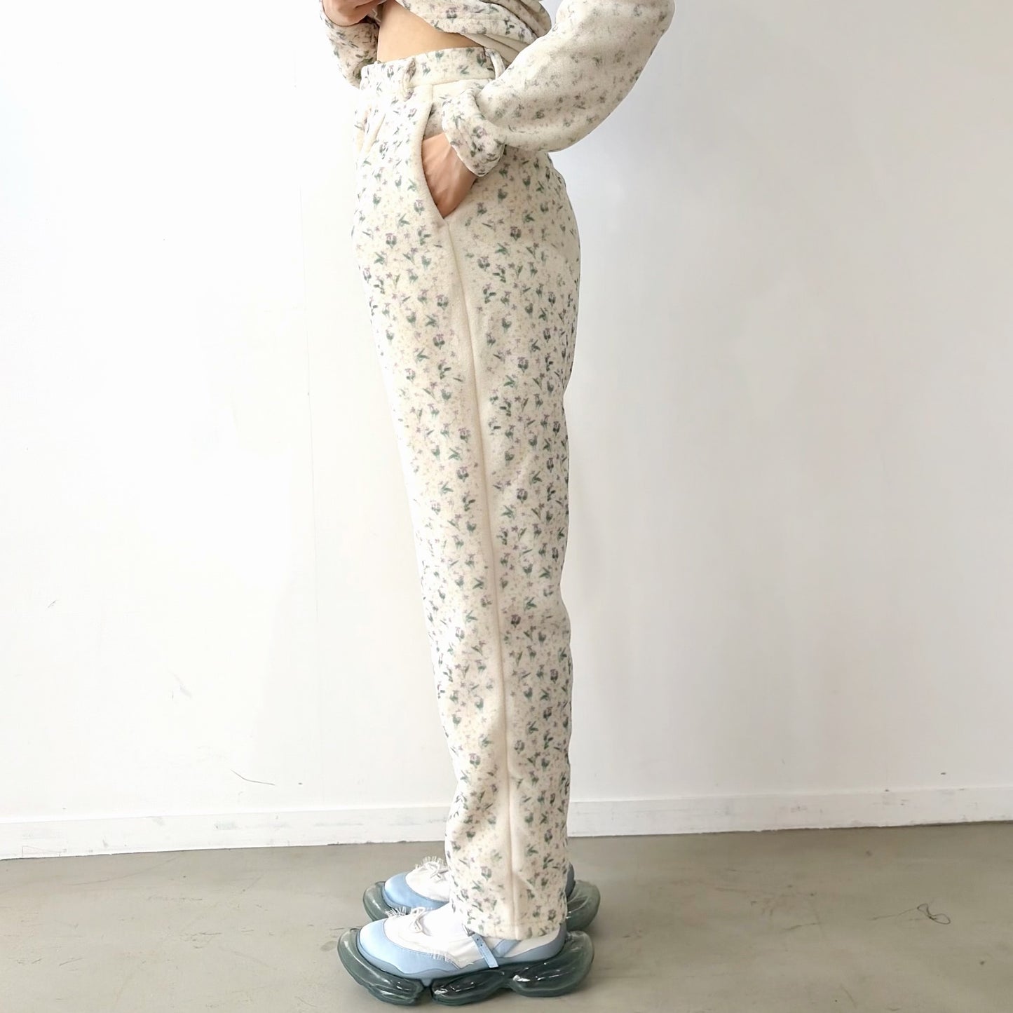 fading flower fleece pants / white / フェイディングフラワーフリースパンツ