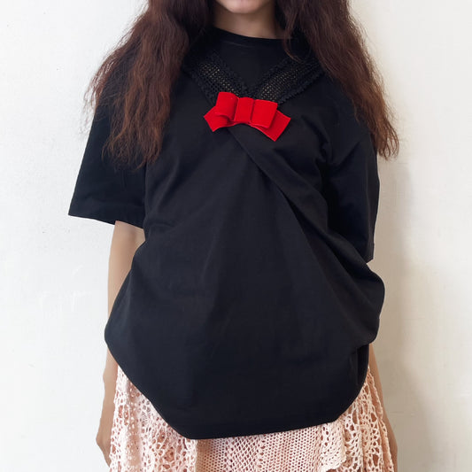 ELASTICATED T-SHIRT, UP-CYCLED COTTON CROCHET CUT OUT COLLAR AND VELVET RIBBONS / BLACK AND RED / クロシェセーラーカラーTシャツ