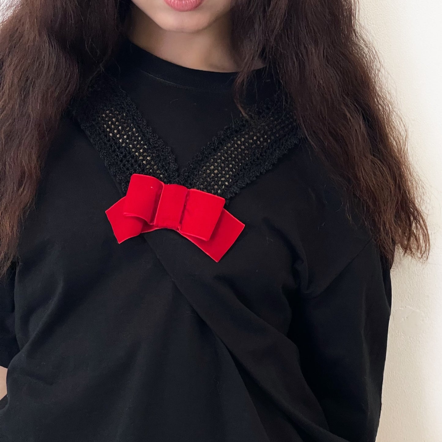 ELASTICATED T-SHIRT, UP-CYCLED COTTON CROCHET CUT OUT COLLAR AND VELVET RIBBONS / BLACK AND RED / クロシェセーラーカラーTシャツ