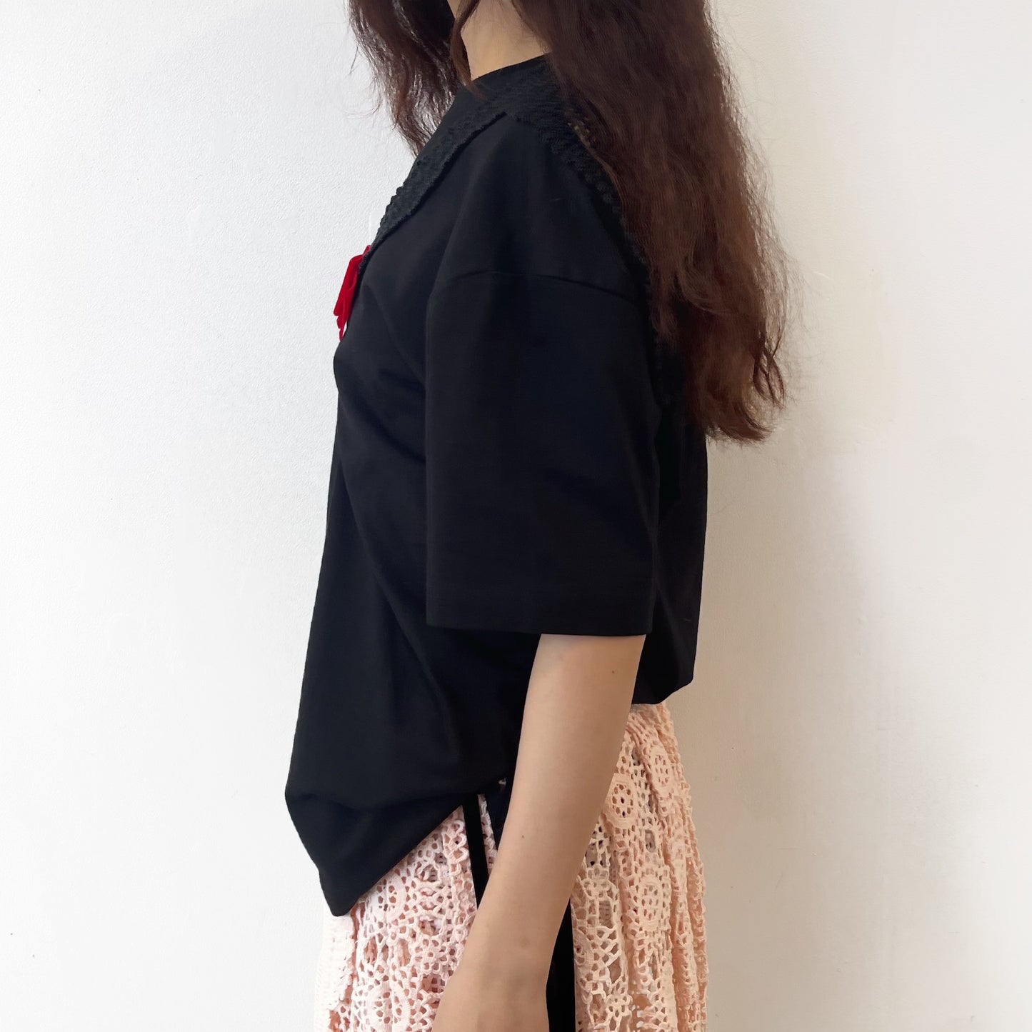 ELASTICATED T-SHIRT, UP-CYCLED COTTON CROCHET CUT OUT COLLAR AND VELVET RIBBONS / BLACK AND RED / クロシェセーラーカラーTシャツ