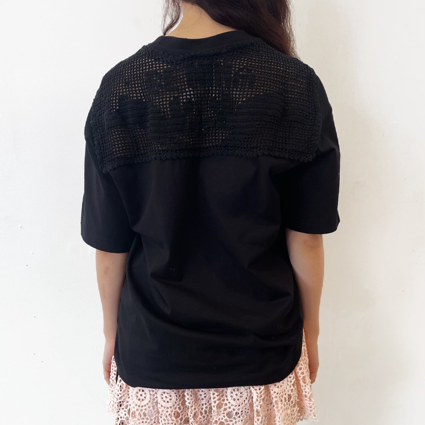 ELASTICATED T-SHIRT, UP-CYCLED COTTON CROCHET CUT OUT COLLAR AND VELVET RIBBONS / BLACK AND RED / クロシェセーラーカラーTシャツ