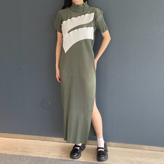 TODO WAVE SHORT-SLEEVE DRESS *HIGH NECK TYPE / KHAKI / プリーツハイネックドレス