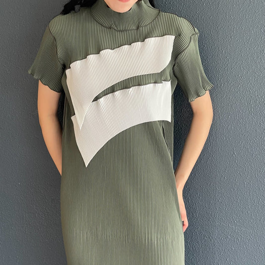 TODO WAVE SHORT-SLEEVE DRESS *HIGH NECK TYPE / KHAKI / プリーツハイネックドレス