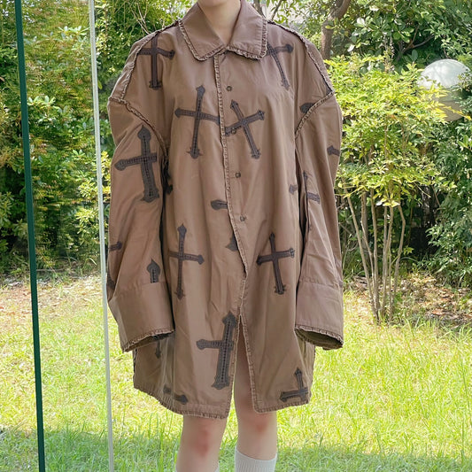 DROP SHOULDER BLOUSE CROSS EMBROIDERY / BROWN / ドロップショルダークロス刺繍シャツ