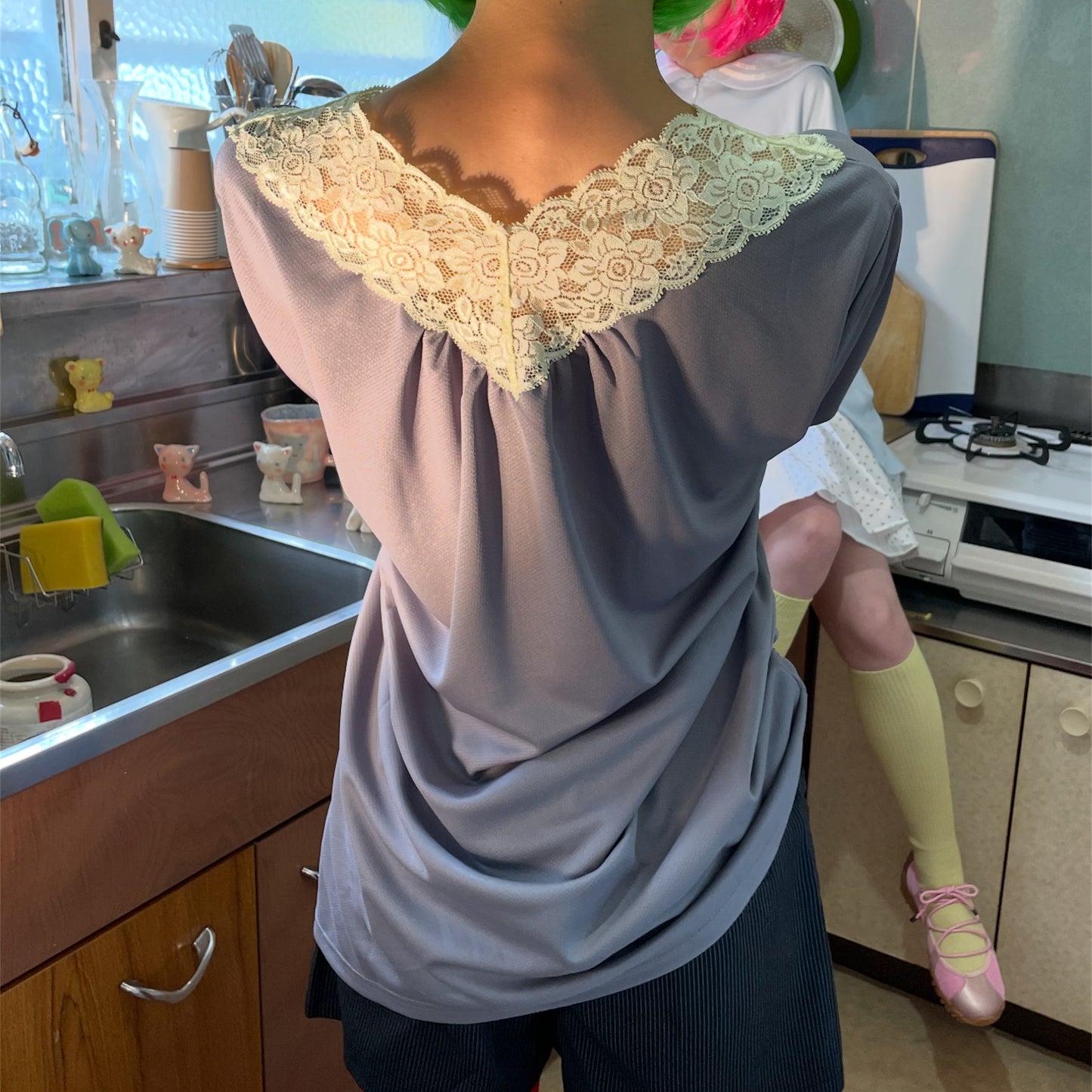 [fa.er.ie] lace V neck shirring top / dark grey / Vネックシャーリングトップ