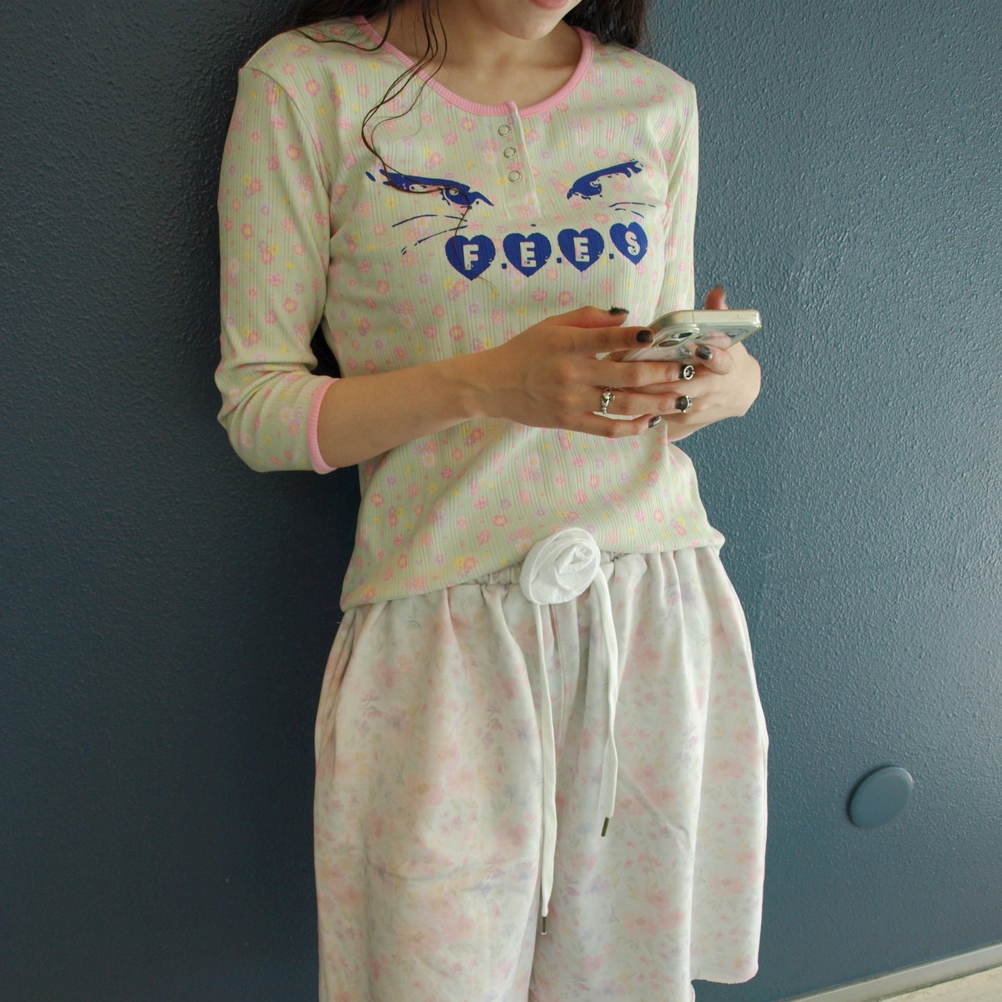 [F.E.E.S] kitty button flower top / pistachio / プリントフラワートップ