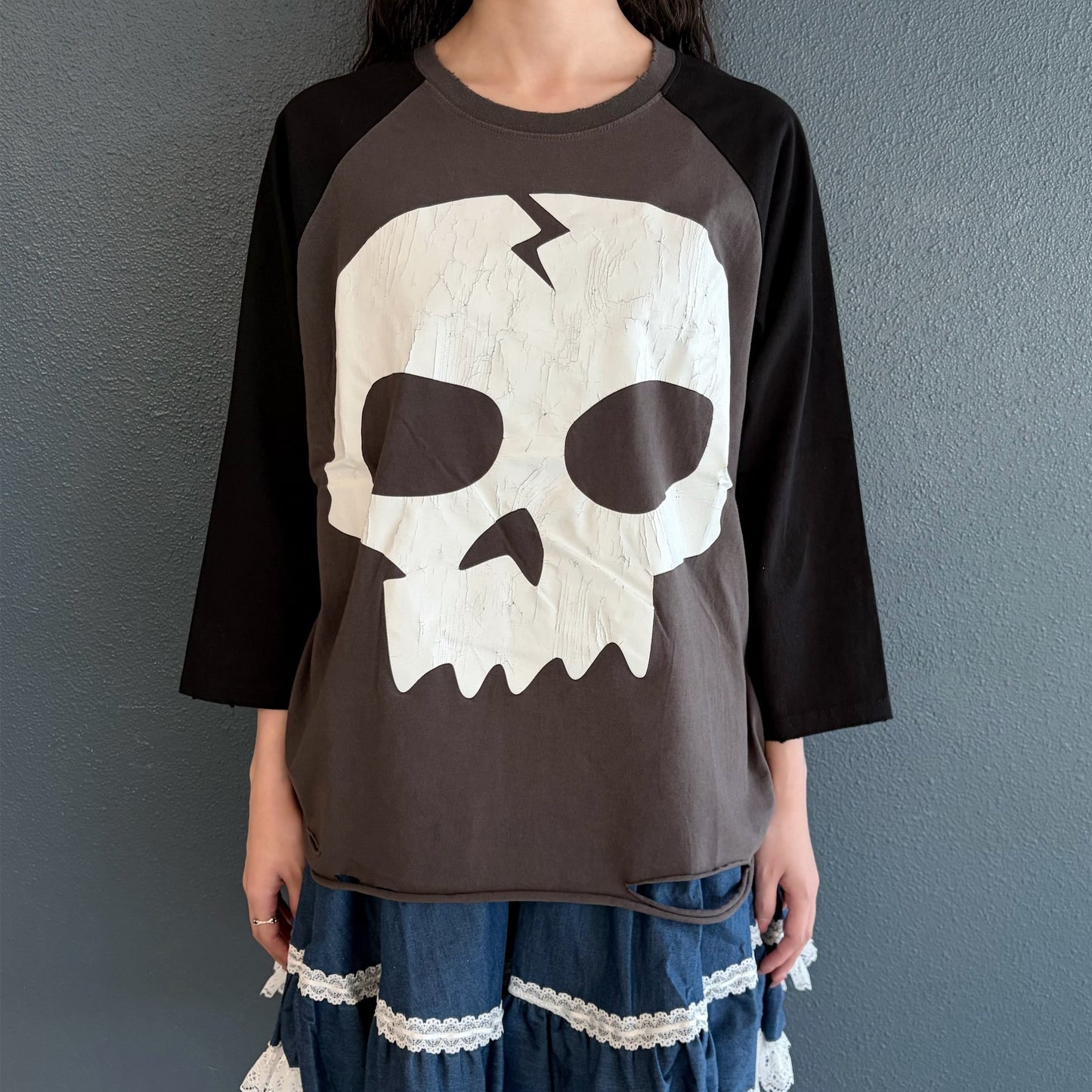 [F.E.E.S] skull raglan t-shirt / charcoal / スカルプリントラグランTシャツ