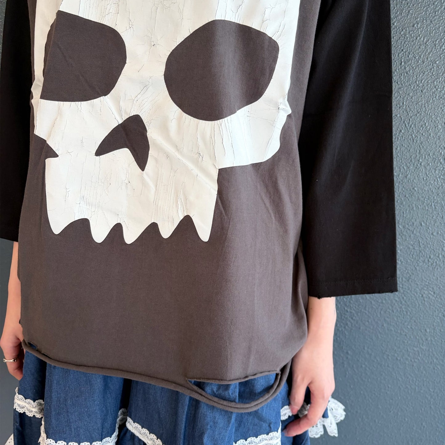 [F.E.E.S] skull raglan t-shirt / charcoal / スカルプリントラグランTシャツ