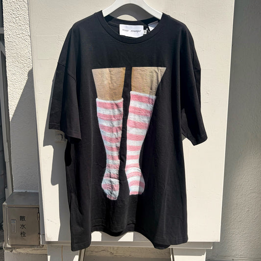 KNEE SOCKS T-SHIRT / BLACK / グラフィックTシャツ