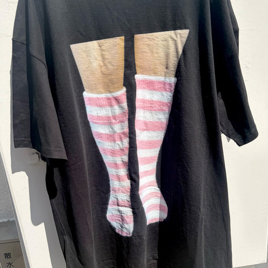 KNEE SOCKS T-SHIRT / BLACK / グラフィックTシャツ