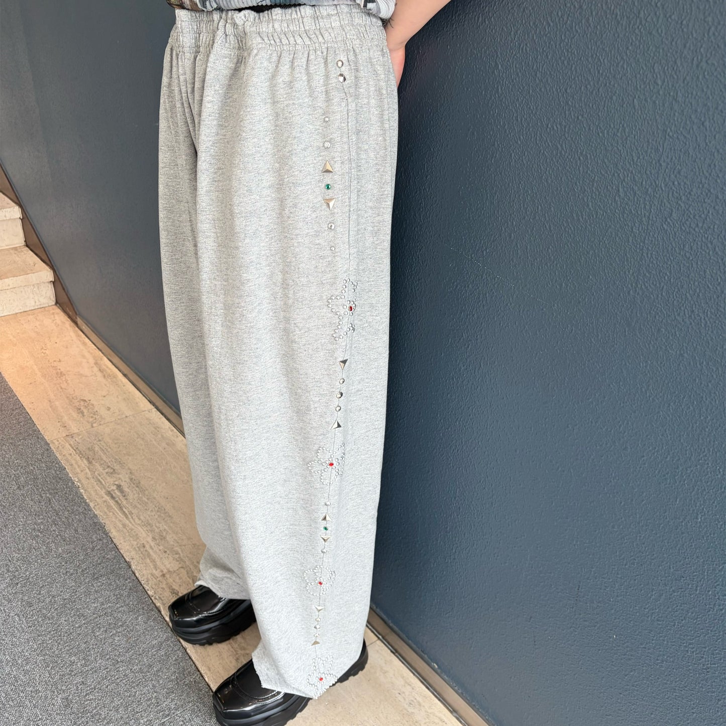 EMBELLISHED FLORAL JOGGERS / GRAY / スタッズスウェットパンツ