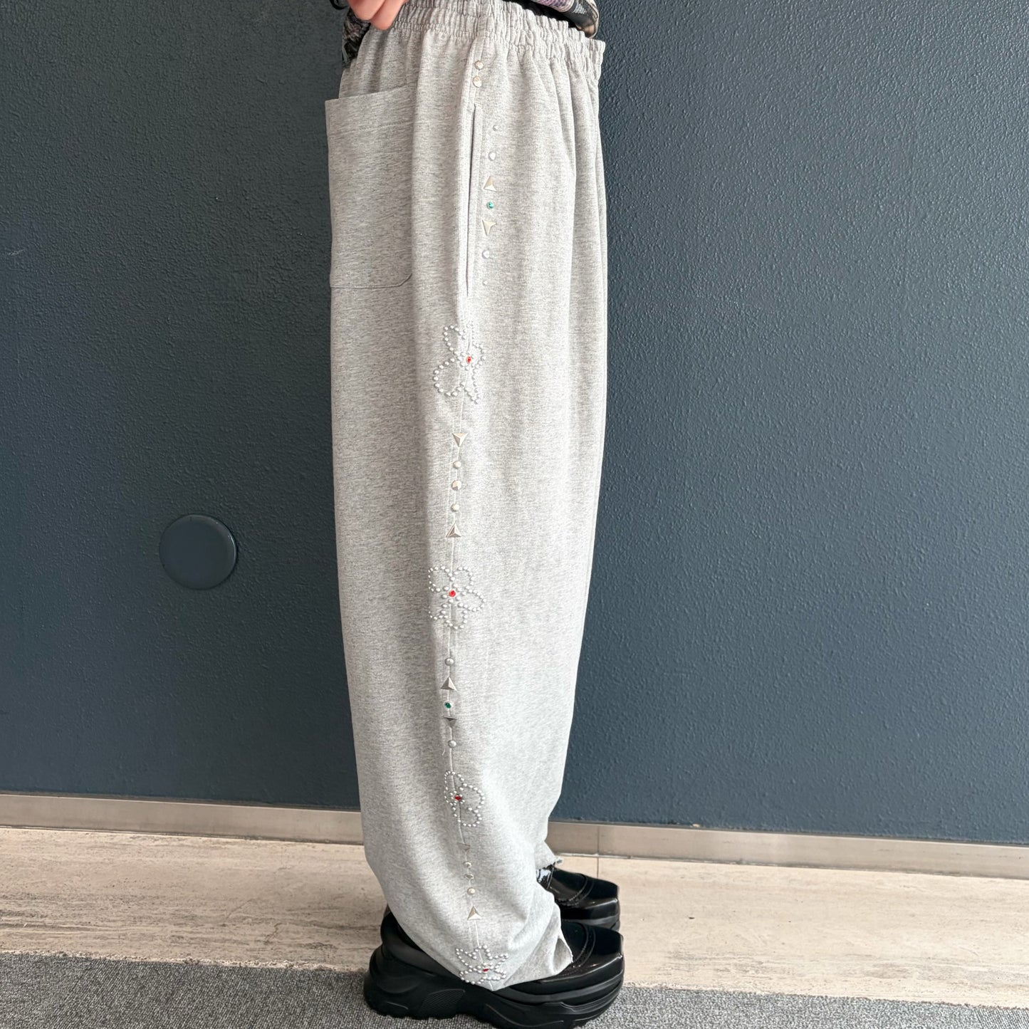 EMBELLISHED FLORAL JOGGERS / GRAY / スタッズスウェットパンツ