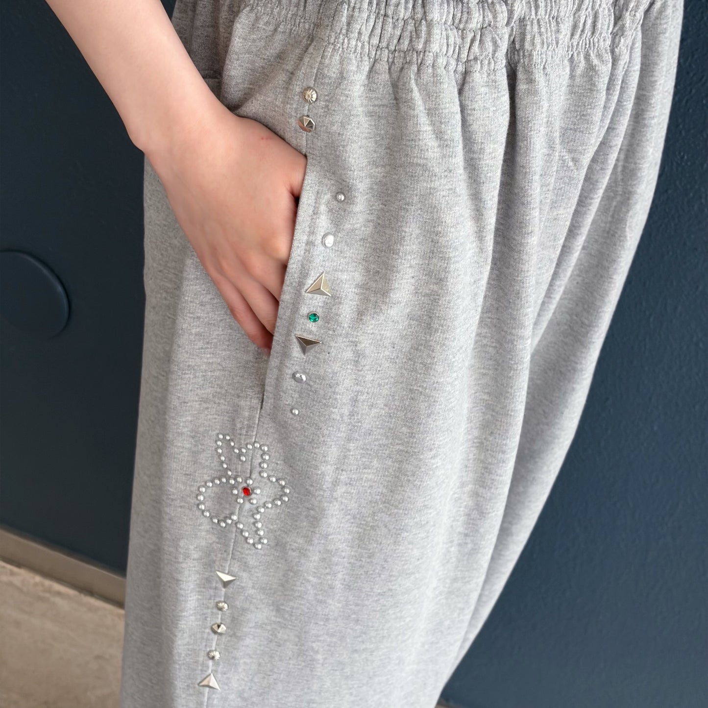 EMBELLISHED FLORAL JOGGERS / GRAY / スタッズスウェットパンツ