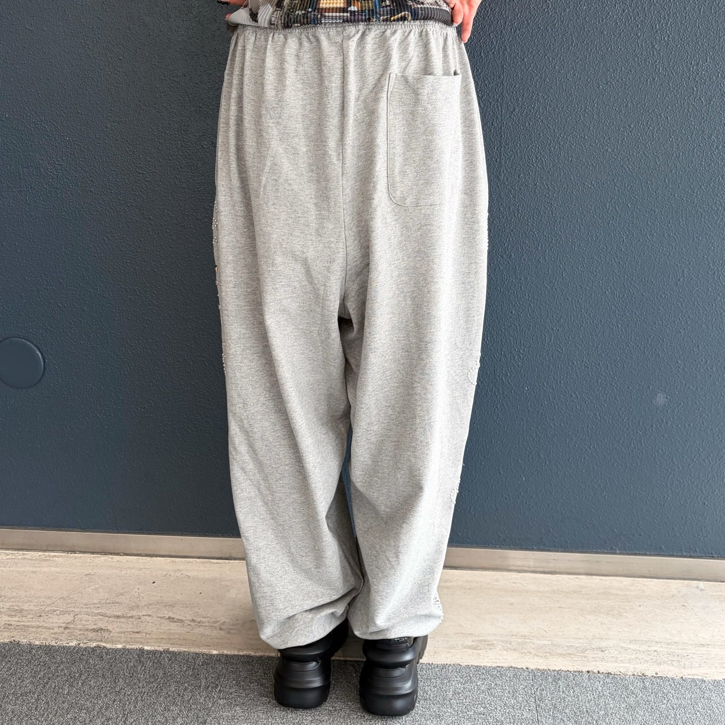 EMBELLISHED FLORAL JOGGERS / GRAY / スタッズスウェットパンツ