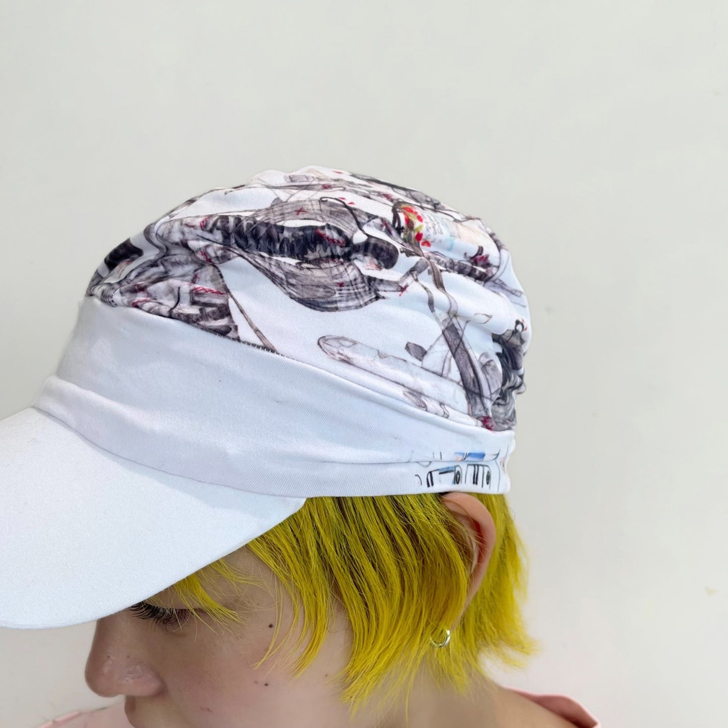 White baseball cap / グラフィックキャップ