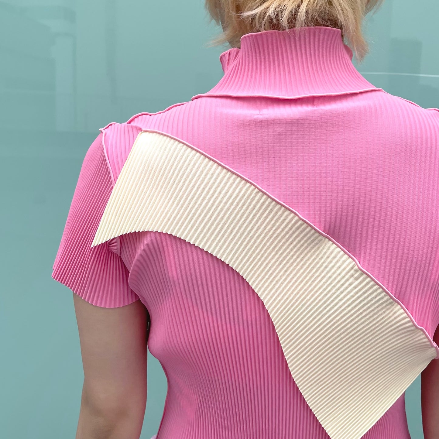 TODO WAVE TINY TOP *SHORT SLEEVE HIGHNECK / GUAVA / プリーツハイネックコンパクトトップス