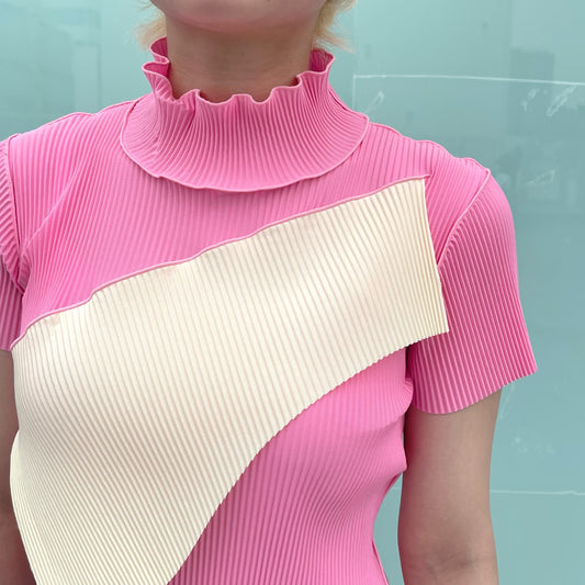 TODO WAVE TINY TOP *SHORT SLEEVE HIGHNECK / GUAVA / プリーツハイネックコンパクトトップス