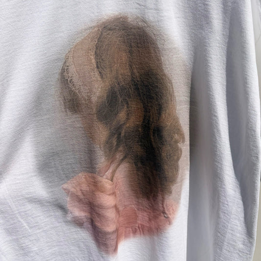 SHY T-SHIRT / WHITE / グラフィックTシャツ