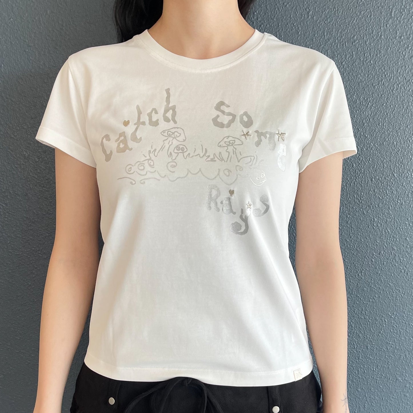 Catch Embroidery T-Shirt / Off White / グラフィック刺繍Tシャツ