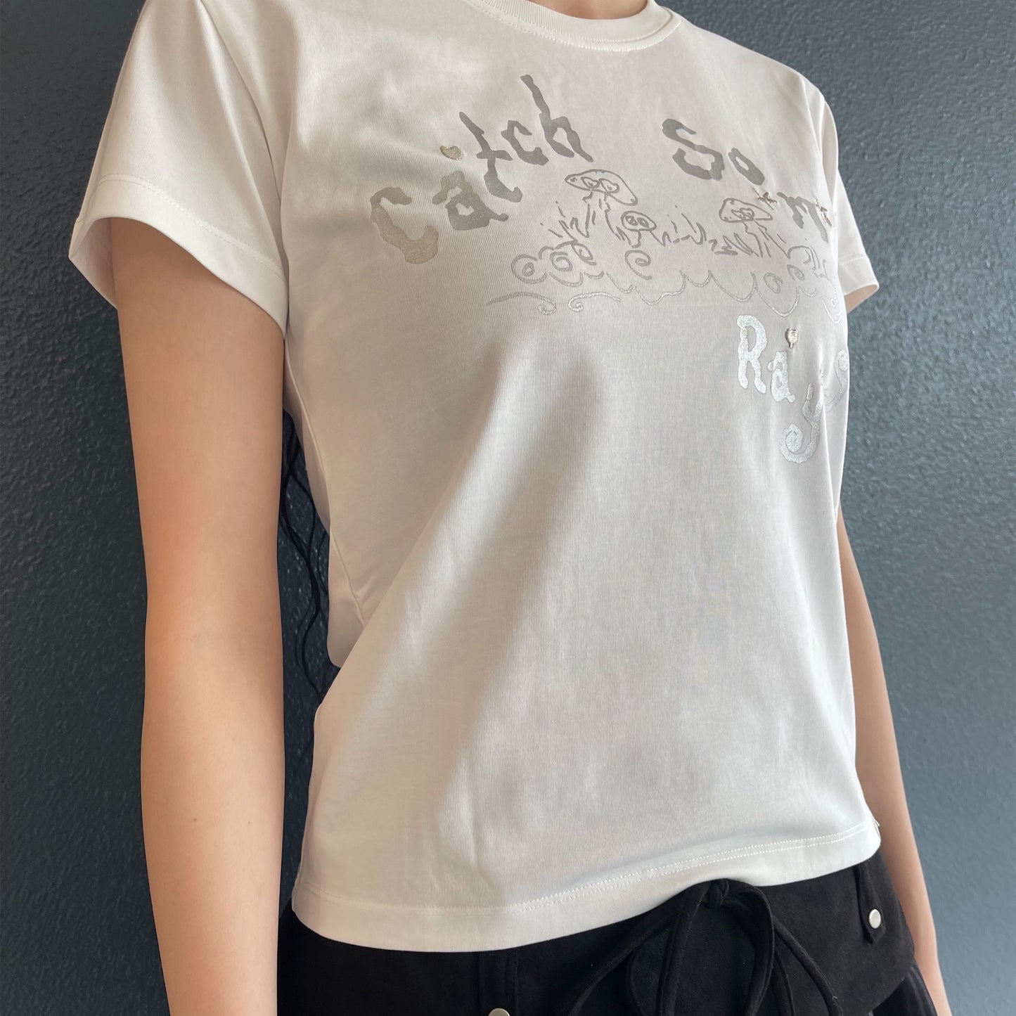 Catch Embroidery T-Shirt / Off White / グラフィック刺繍Tシャツ