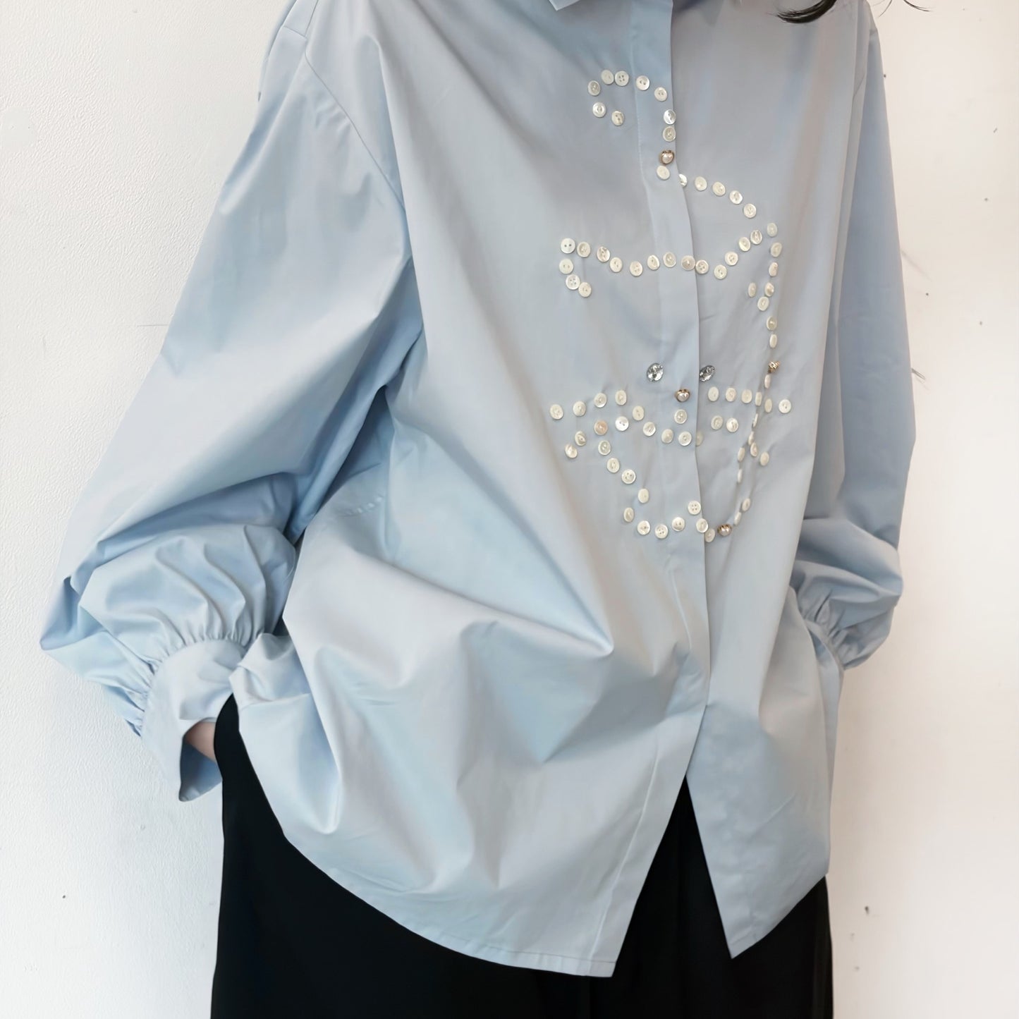 But cat blouse / MIST BLUE / キャットボタンブラウス