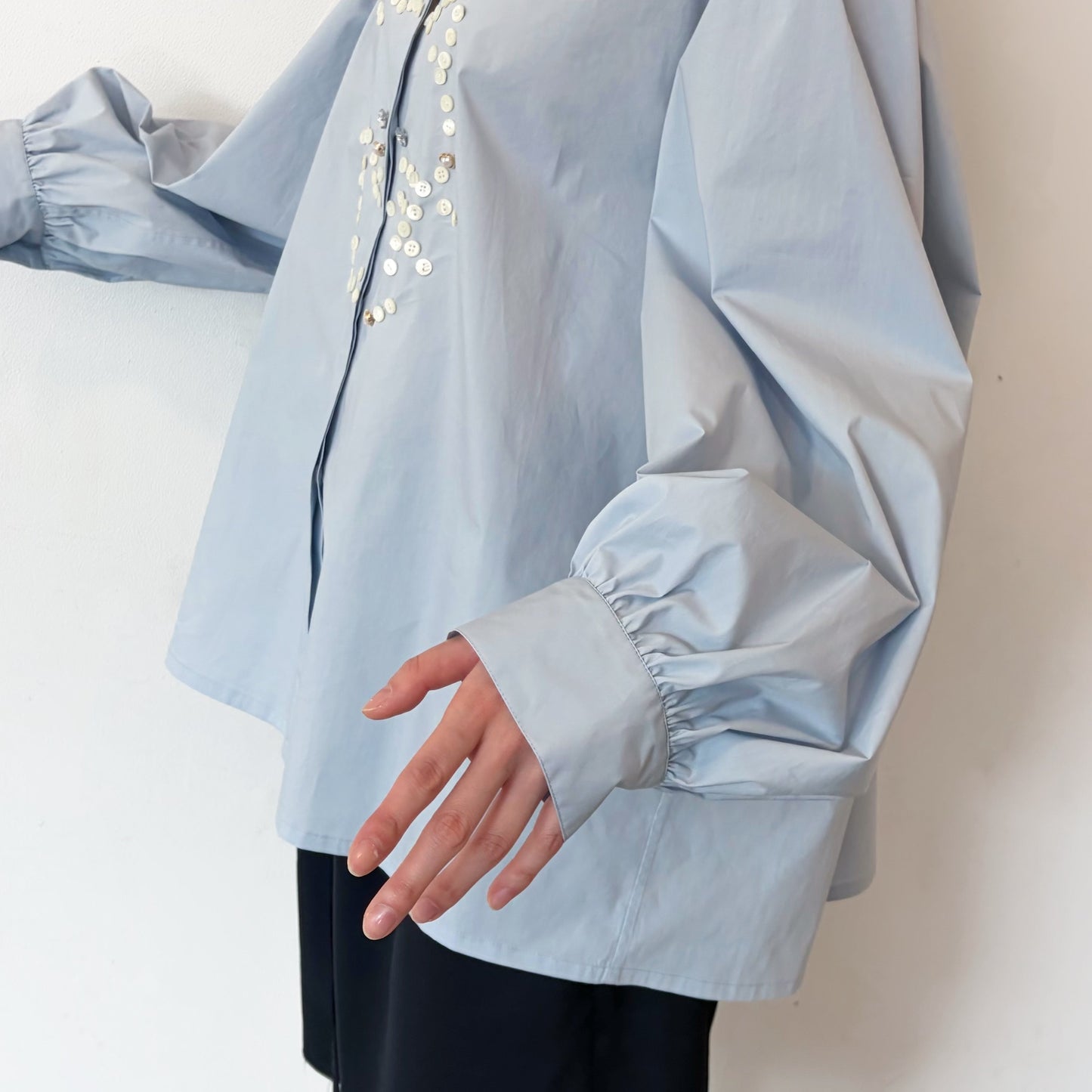 But cat blouse / MIST BLUE / キャットボタンブラウス