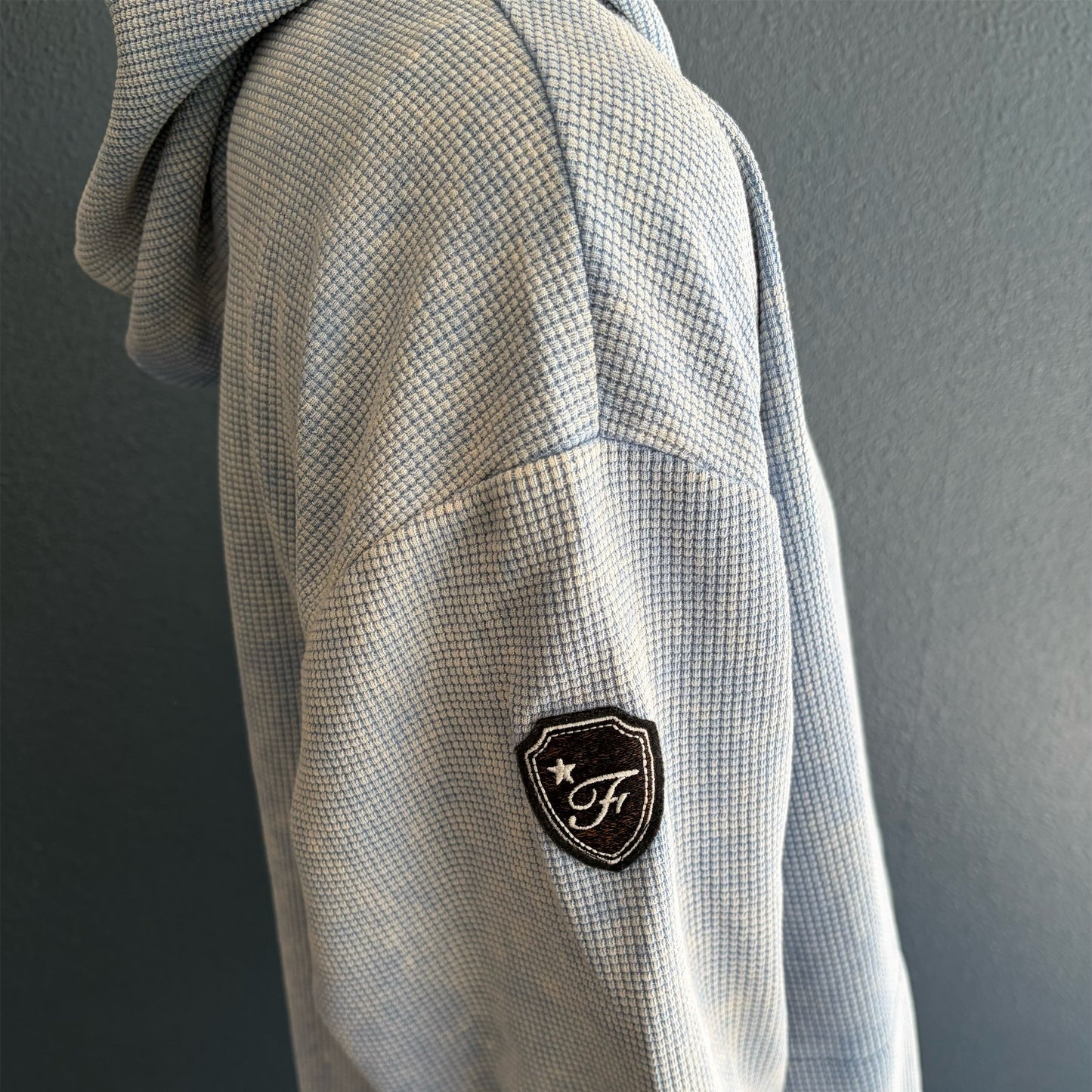 [F.E.E.S] color washing waffle zip-up / sky blue / ウォッシュワッフルフーディー