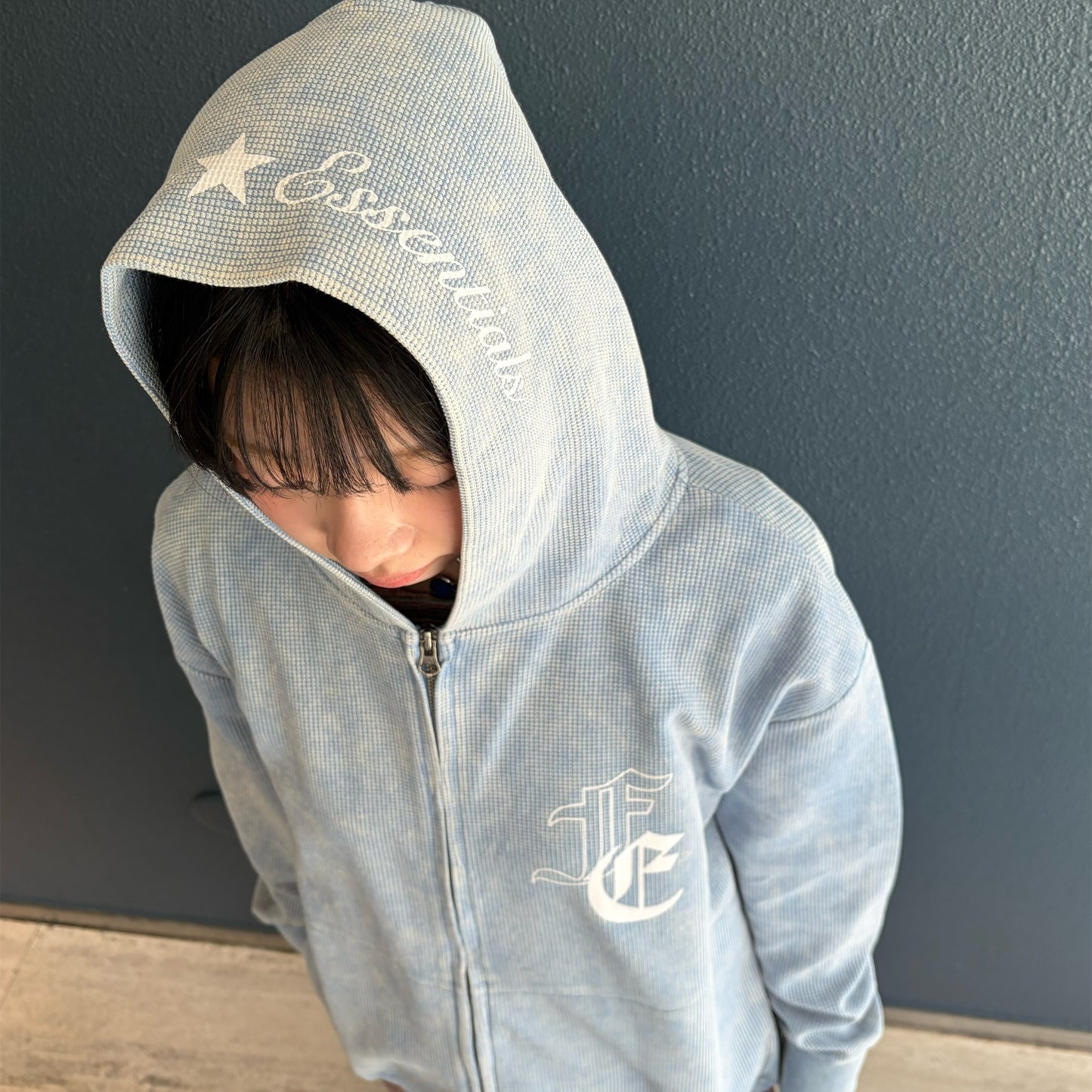 [F.E.E.S] color washing waffle zip-up / sky blue / ウォッシュワッフルフーディー