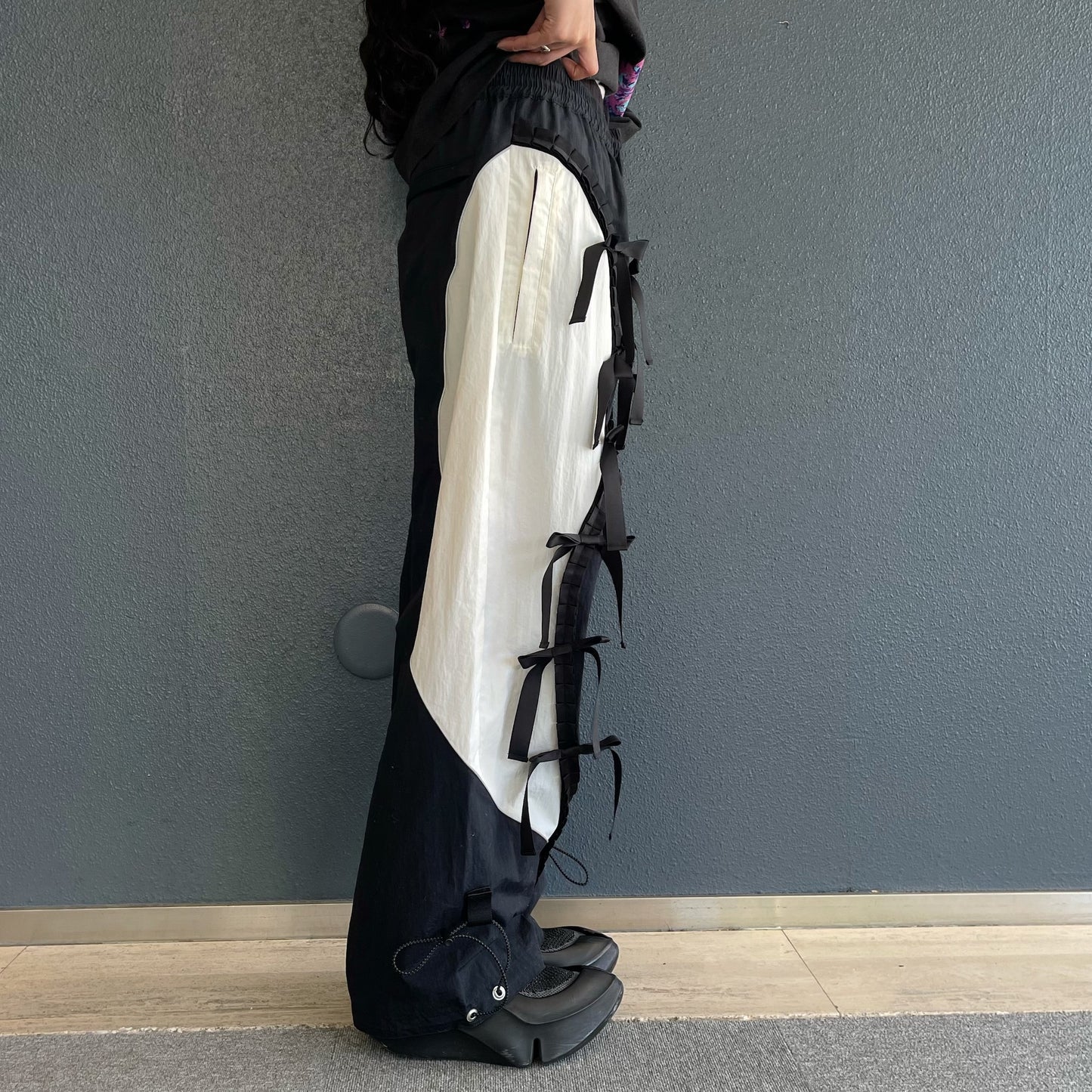 RIBBON TRACK PANTS / BLACK × WHITE / リボントラックパンツ
