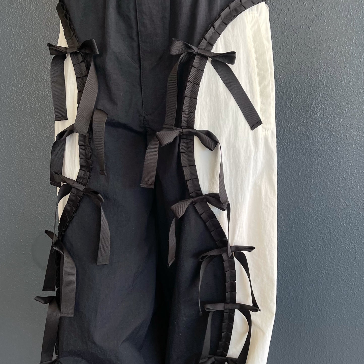 RIBBON TRACK PANTS / BLACK × WHITE / リボントラックパンツ