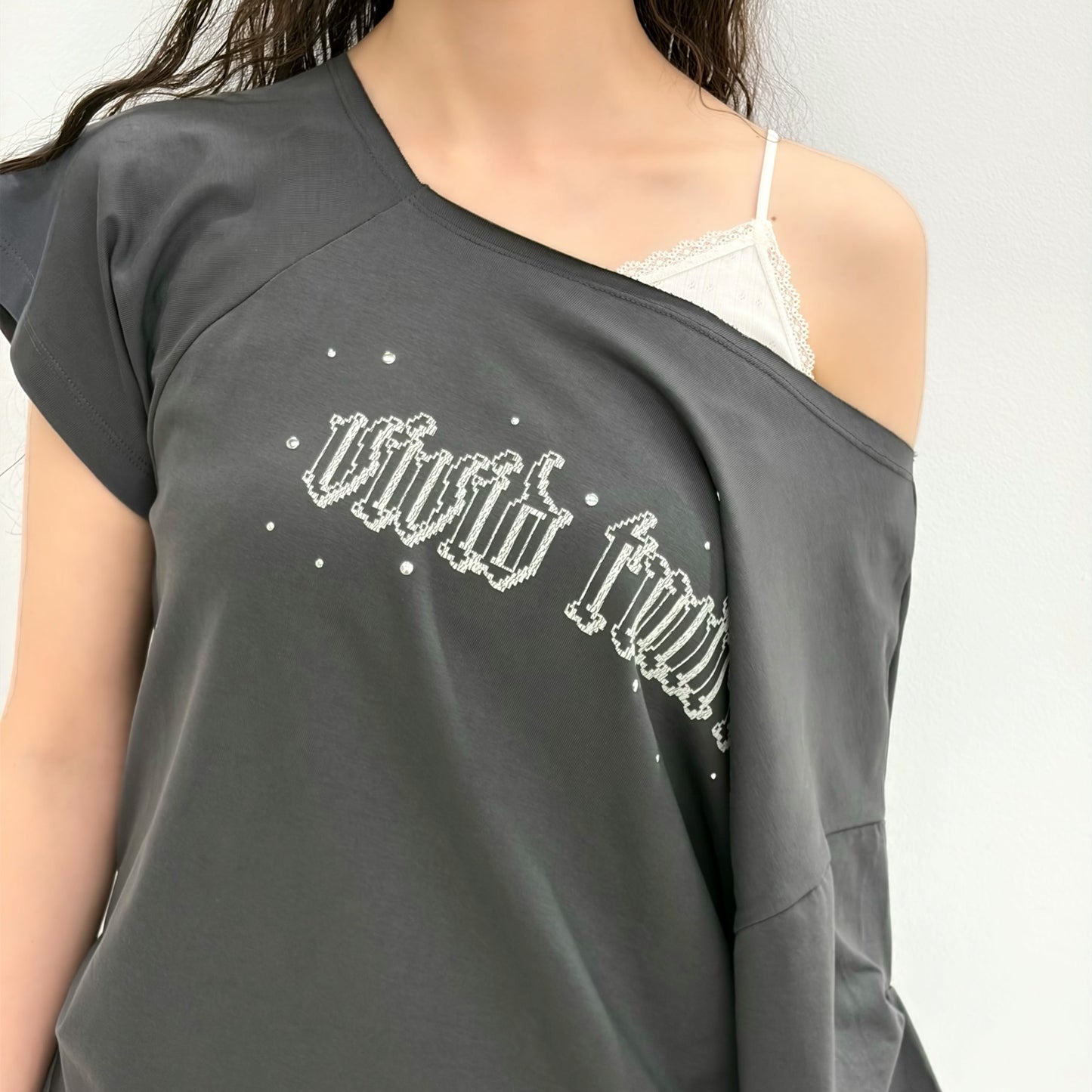 Hotfix Stitch Off Shoulder Top / Charcoal / オフショルダートップ