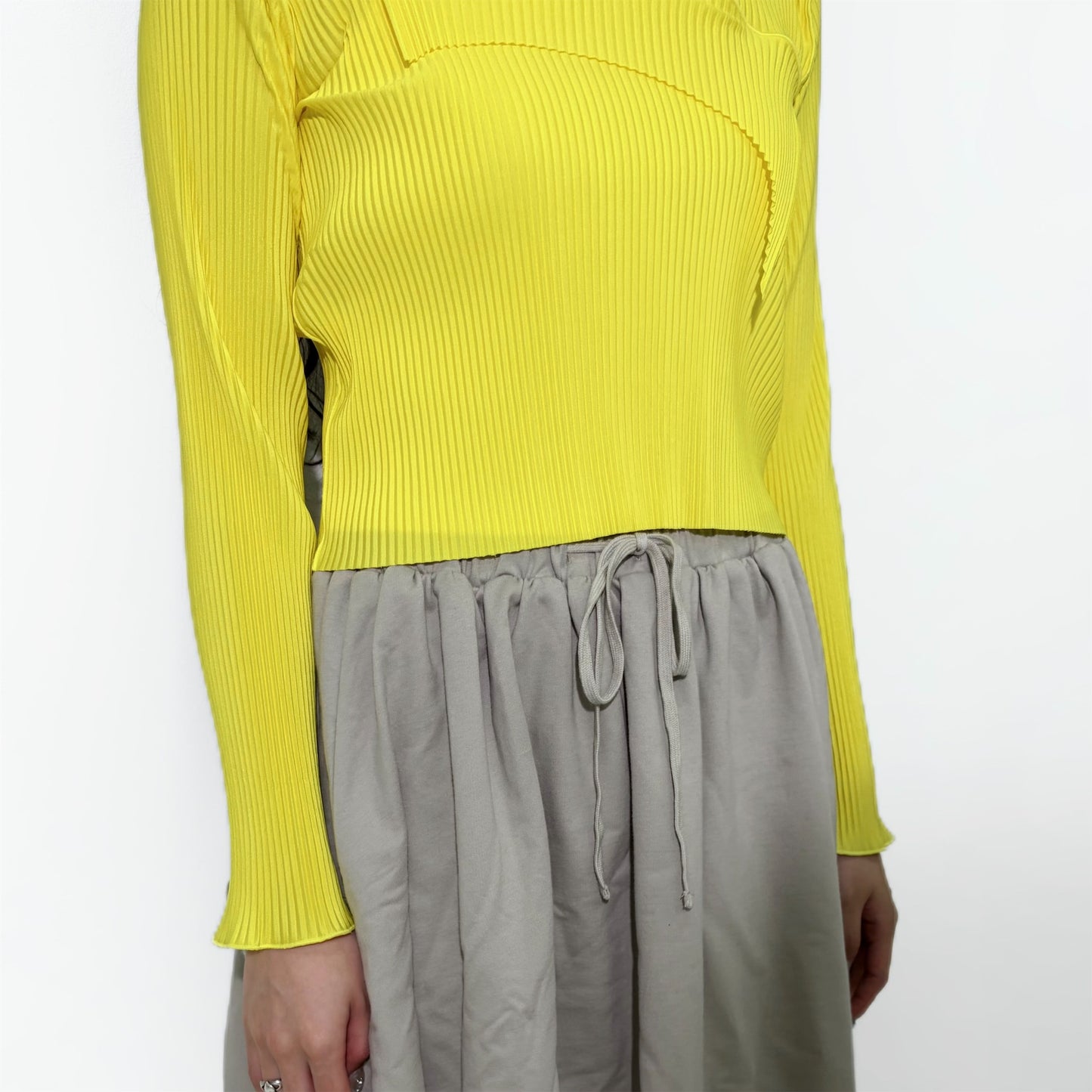 todo TINY WAVE TOP *LONG SLEEVE HIGH NECK GAL / LEMON / ハイネックプリーツトップ