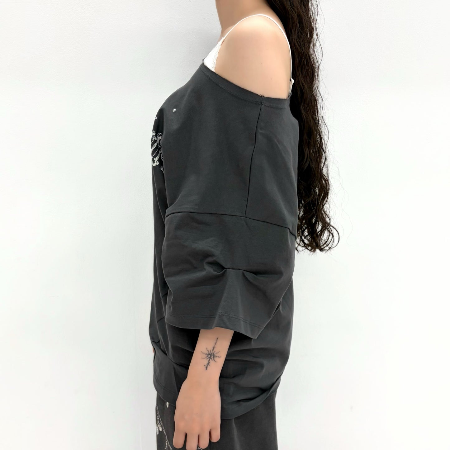 Hotfix Stitch Off Shoulder Top / Charcoal / オフショルダートップ