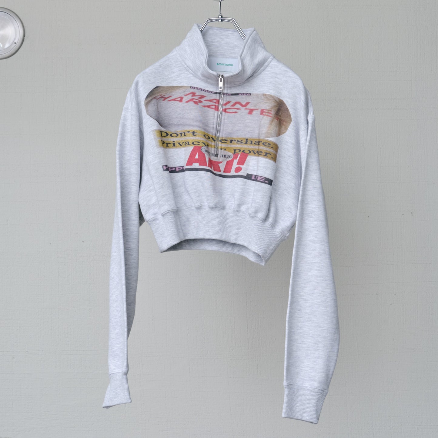 CROPPED HALF-ZIP "MAIN CHARACTER" SWEAT / GRAY / ハーフジップスウェット