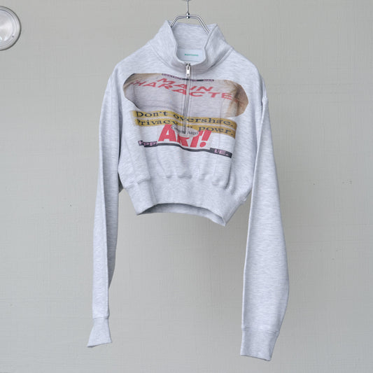 CROPPED HALF-ZIP "MAIN CHARACTER" SWEAT / GRAY / ハーフジップスウェット