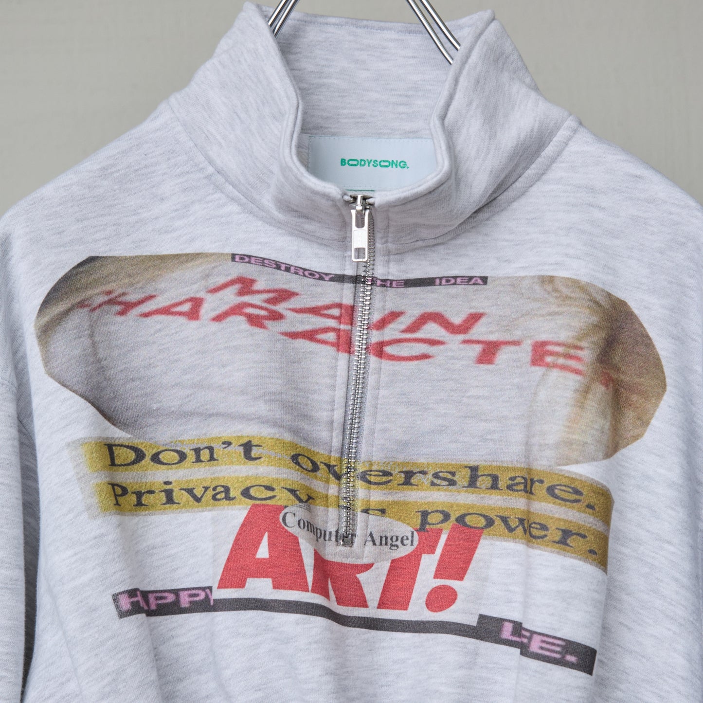 CROPPED HALF-ZIP "MAIN CHARACTER" SWEAT / GRAY / ハーフジップスウェット