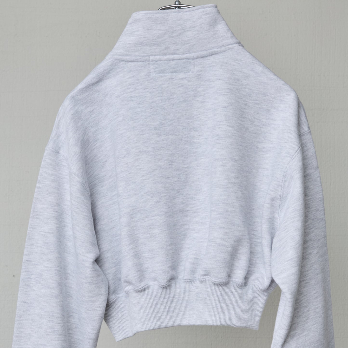 CROPPED HALF-ZIP "MAIN CHARACTER" SWEAT / GRAY / ハーフジップスウェット