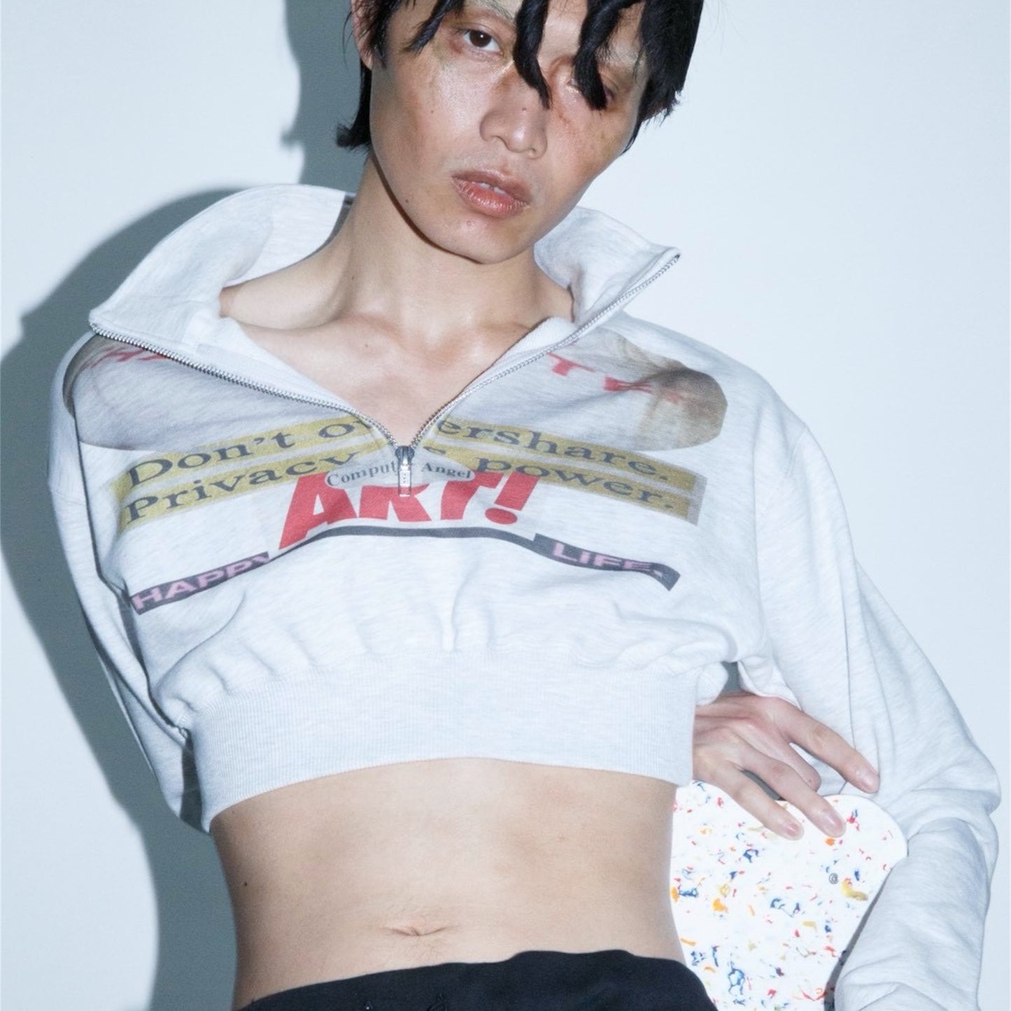 CROPPED HALF-ZIP "MAIN CHARACTER" SWEAT / GRAY / ハーフジップスウェット