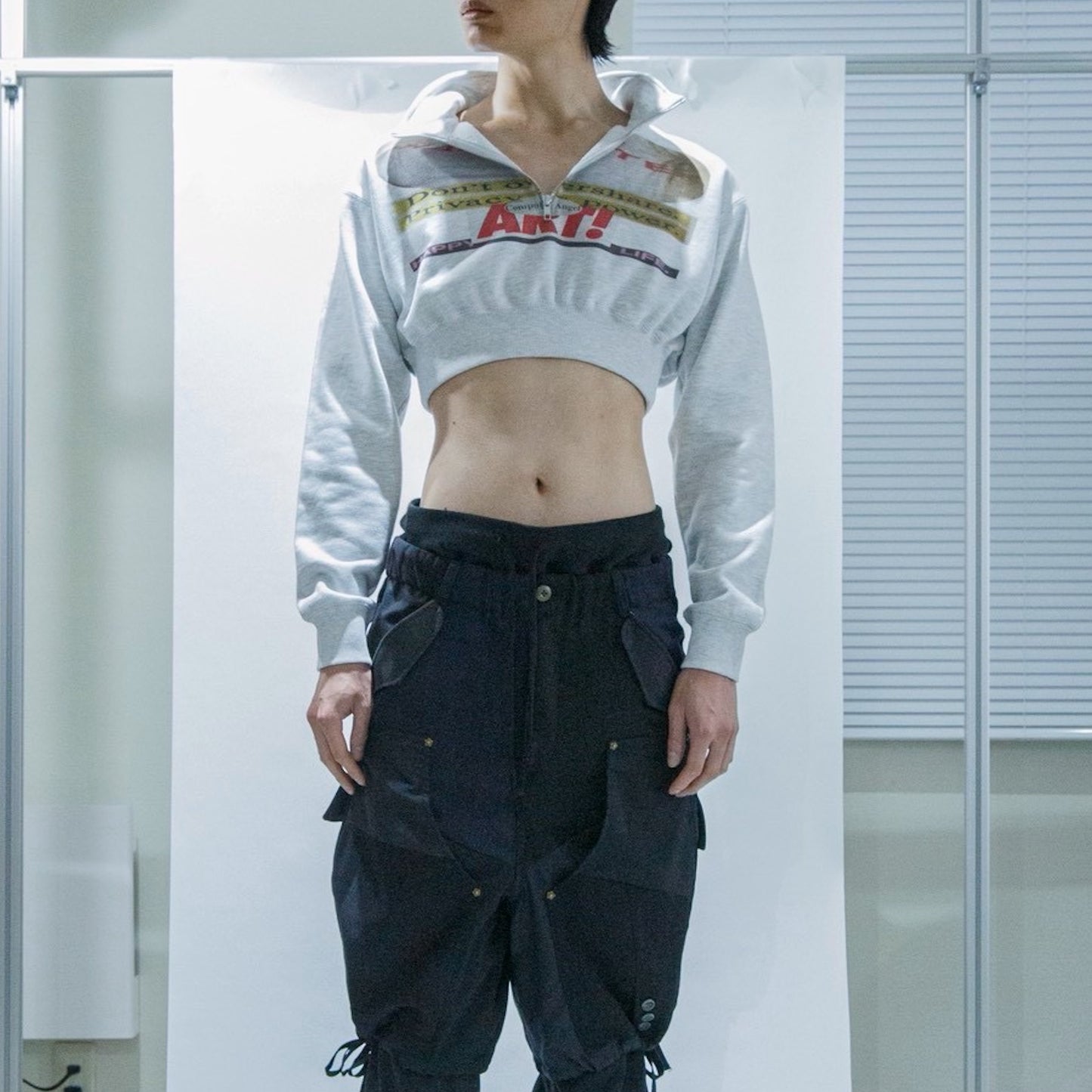 CROPPED HALF-ZIP "MAIN CHARACTER" SWEAT / GRAY / ハーフジップスウェット