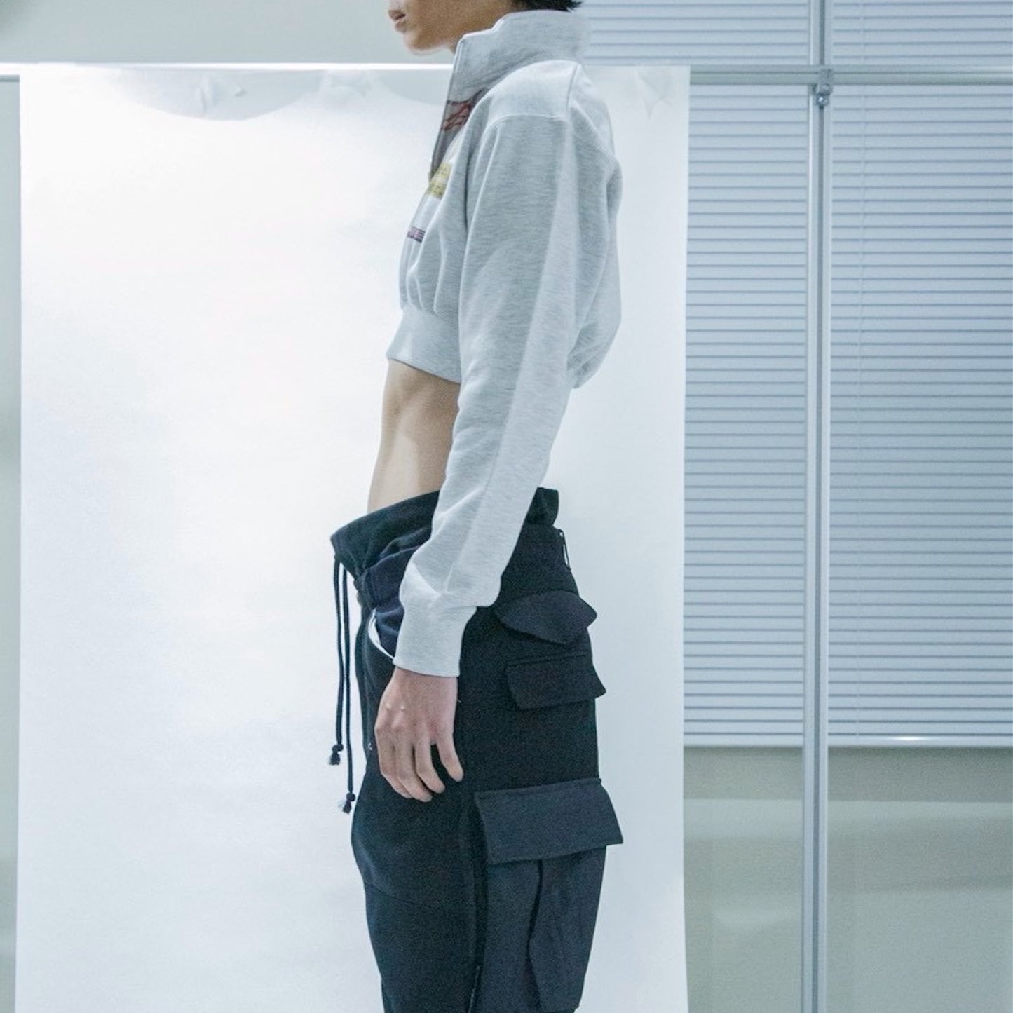 CROPPED HALF-ZIP "MAIN CHARACTER" SWEAT / GRAY / ハーフジップスウェット