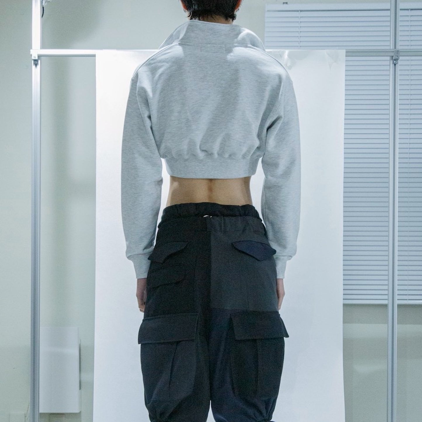 CROPPED HALF-ZIP "MAIN CHARACTER" SWEAT / GRAY / ハーフジップスウェット